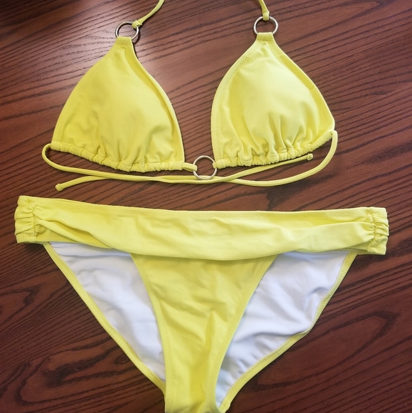 Jessica Simpson Yellow Bikini with Rings - Picture 2 of 6